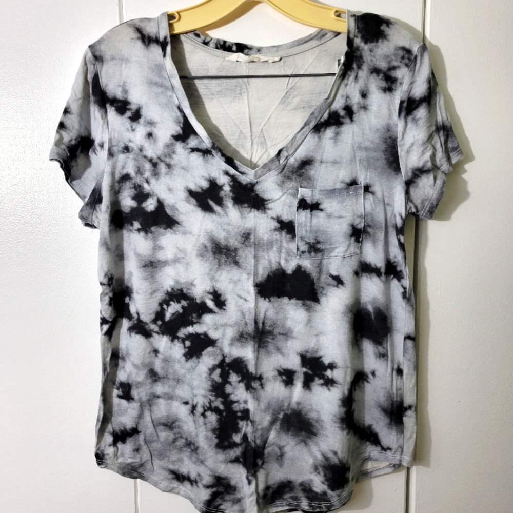 Bluenotes tie dye v-neck t-shirt. Size small